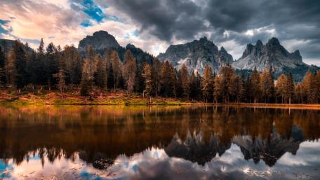 Serene Autumn Reflections in Nature wallpaper