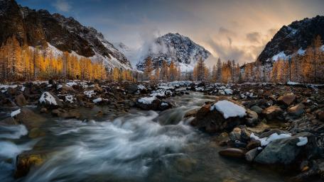 Majestic Winter Mountain Landscape in Serene Flowing River wallpaper