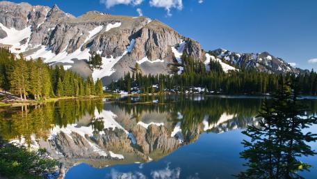 Majestic Mountain Reflection in Tranquil Lake wallpaper