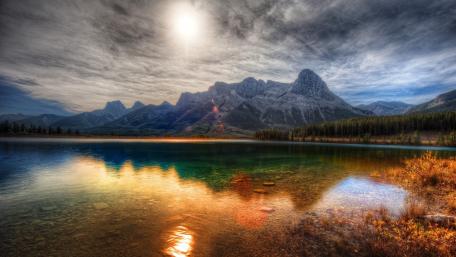 Majestic Mountain Reflections over Tranquil Lake wallpaper