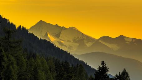 Golden Peaks at Dusk wallpaper