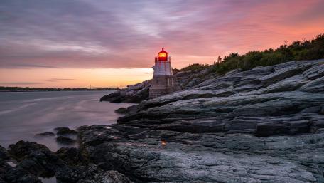 Majestic Lighthouse at Dusk wallpaper