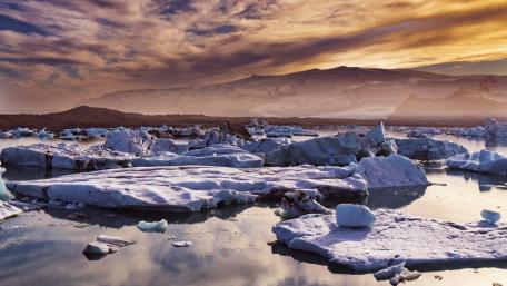 Majestic Arctic Serenity in Frozen Landscape wallpaper