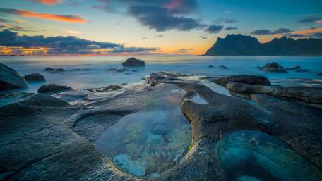 Serene Coastal Horizon at Dusk wallpaper