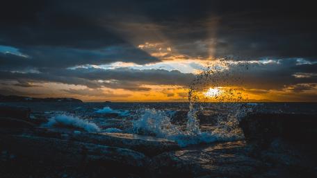 Serene Dusk Over the Ocean Waves wallpaper