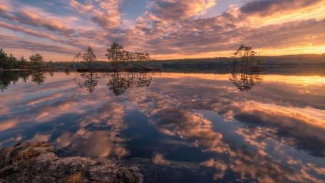 Tranquil Sunset Reflection Over Serene Lake wallpaper