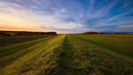 Endless Horizons of Serenity in Nature's Embrace wallpaper