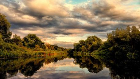 Charming Autumn Reflection on Serene River Surface wallpaper