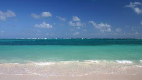 Endless Blue Horizon Over Tranquil Sea wallpaper