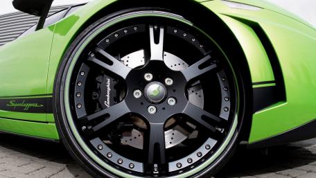 Sleek Alloy Wheel and Tire Design for Automotive Enthusiasts wallpaper