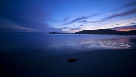 Serene Dusk Over Tranquil Waters wallpaper