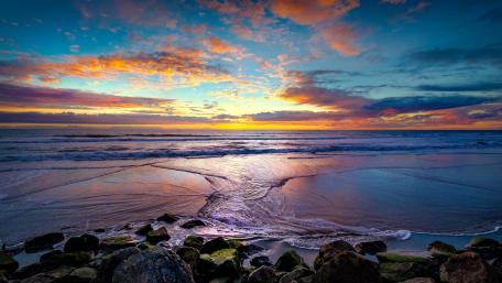 Sunset Serenity Over the Ocean Horizon wallpaper