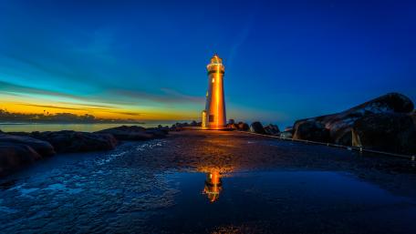 Walton Lighthouse at dusk wallpaper