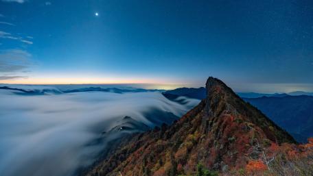 Starry Night Over a Majestic Mountain Ridge wallpaper
