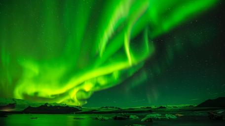 Captivating Dance of the Aurora Borealis wallpaper