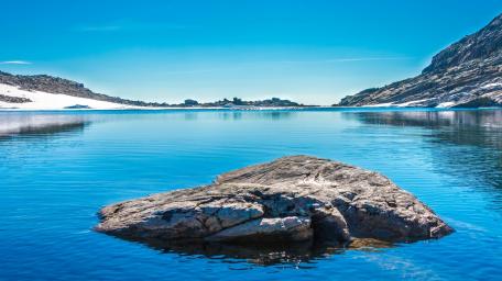 Serene Waters Beneath a Clear Sky wallpaper