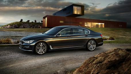 Sleek BMW Luxury Amidst Modern Architecture wallpaper