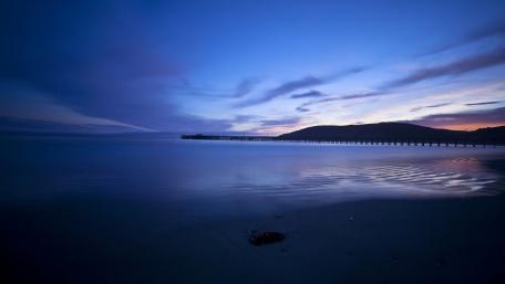 Twilight Serenity Over Calm Waters wallpaper
