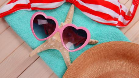 Sunbathing starfish in sunglasses wallpaper