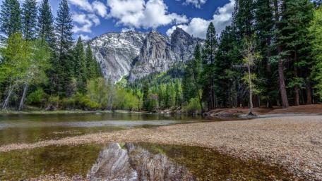 Majestic Mountain Reflections in Clear Water wallpaper