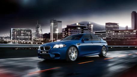 Sleek BMW M5 Against a Dusk Cityscape wallpaper