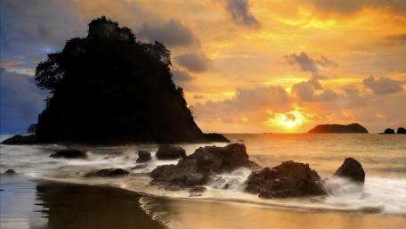 Golden Horizon Over the Shoreline wallpaper