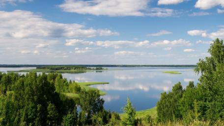 Tranquil Horizon Over a Serene Lake wallpaper