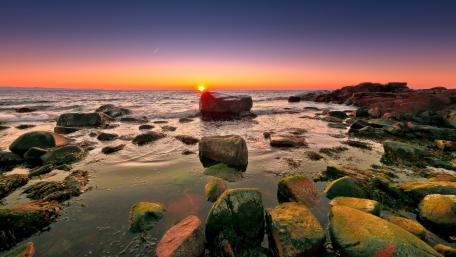 Tranquil Sunset Over Serene Waters wallpaper