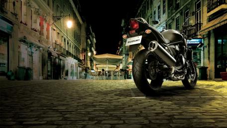 Sleek Suzuki Bandit in a Nighttime Urban Setting wallpaper