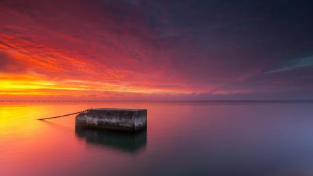 Serene Sunset Over Tranquil Waters wallpaper