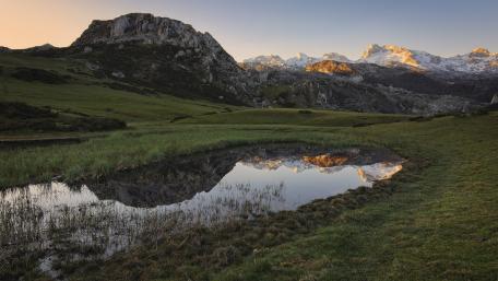 Peaceful Mountain Reflection at Dusk in 4K wallpaper