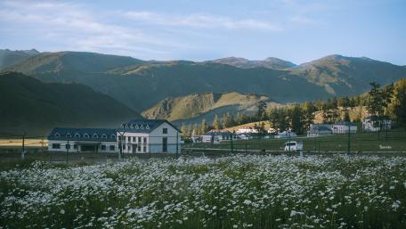 Serene Mountain Valley Retreat wallpaper