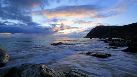 Serene Sea Horizon at Dusk wallpaper