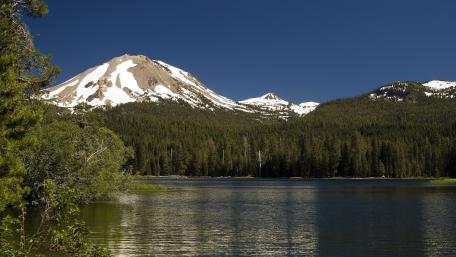 Majestic Mountain Reflection in Serene Lake wallpaper