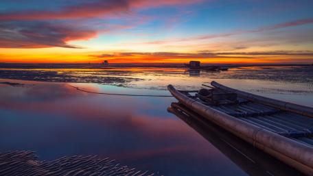 Tranquil Sunset Over Calm Waters wallpaper