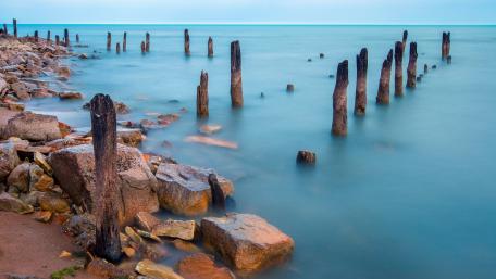 Tranquil Dawn by the Sea wallpaper