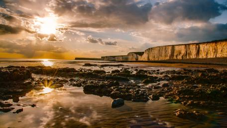 Majestic Sunset Over Serene Coastline wallpaper
