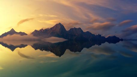 Serene Mountain Reflection at Dusk wallpaper