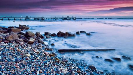 Serene Dusk by the Shoreline wallpaper