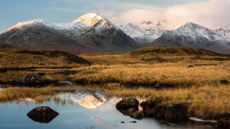 Serene Mountain Reflections in Nature’s Embrace wallpaper