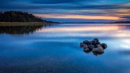 Tranquil Blue Hour Serenity Over Still Waters wallpaper