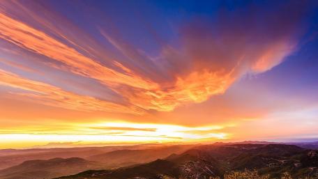 Stunning Sunset Over Majestic Mountains wallpaper
