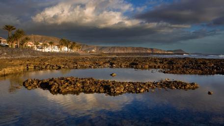 Tranquil Coastal Landscape with Scattered Clouds wallpaper
