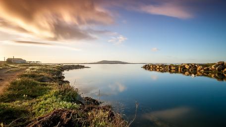Tranquil Reflections on a Serene Lake wallpaper