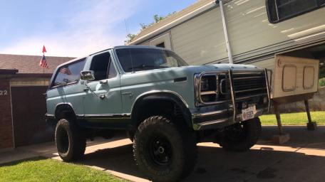 Classic SUV Showcasing Rugged Charm and Style wallpaper