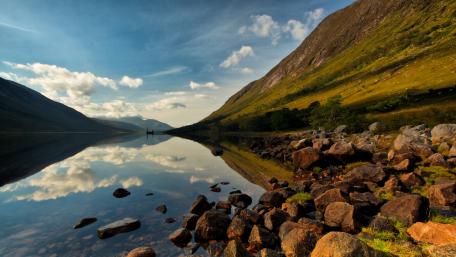 Serene Lake Reflection in 4K Stunning Nature Wallpaper wallpaper