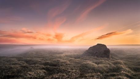 Foggy Horizon at Dusk Enhancing Tranquility wallpaper