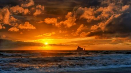 Serene Sunset Over Tranquil Sea Waves wallpaper