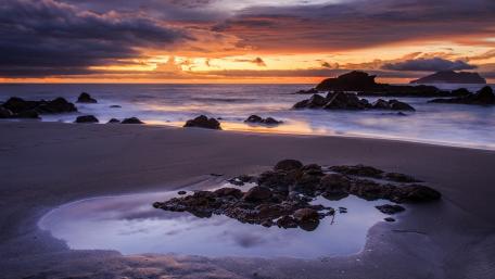 Tranquil Sunset Over Ocean Shoreline wallpaper