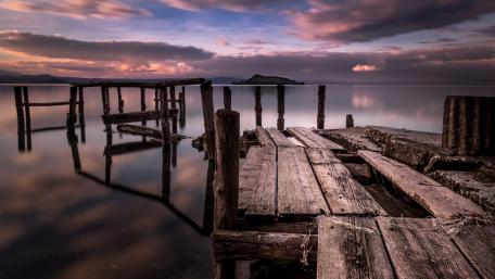 Tranquil Reflections at the Lake Pier wallpaper